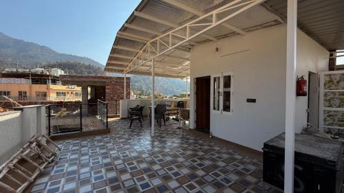 Erkély/terasz, Yes Hotel By The Ganges in Chauda Bigha