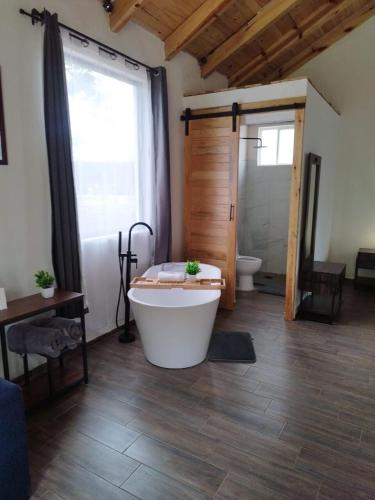 Cabaña Romántica con Tina para Parejas Cabaña Romántica con Tina para Parejas