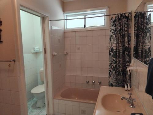 Lakes Entrance Holiday Units - 화장실