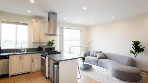 Two Bedroom Hollywood Condo in Los Angeles, USA