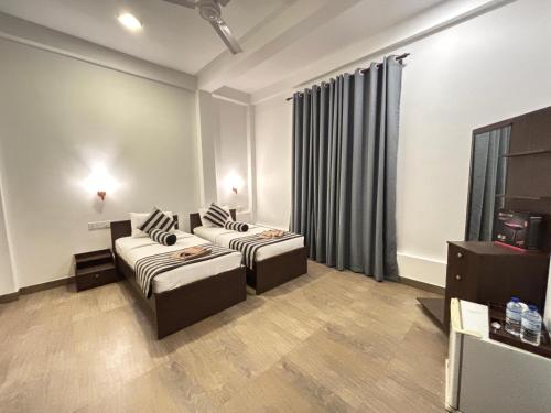 Twin Room with Balcony image 3
