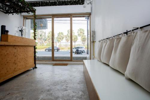 Shared lounge/TV area, Nomad Plus Life Hostel Pattaya near ALANGKARN