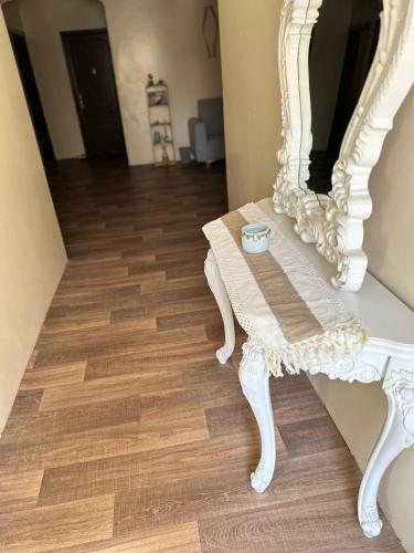 شقة دور أرضي هادئة غرفتين وصالة ومطبخ ودورة مياة