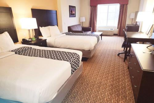 2 queen beds