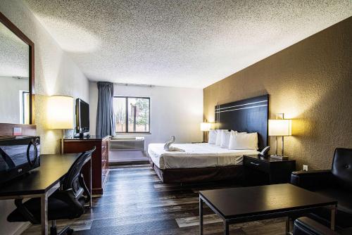 Econo Lodge Streetsboro - image 9