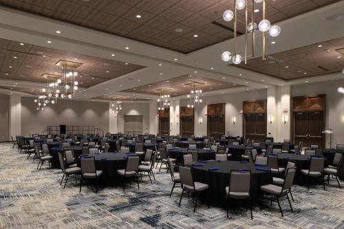 DoubleTree by Hilton Battle Creek - image 10
