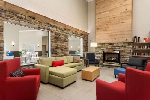 . Country Inn & Suites by Radisson, Platteville, WI