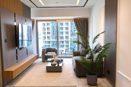 JW Marriott Stylish 1BR - Marina View - Direct Dubai Marina Mall Access - Pool & Gym - Free Parking, Dubai (photo 4)