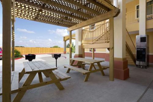 Studio6 Gonzales, TX - 숙소 외관