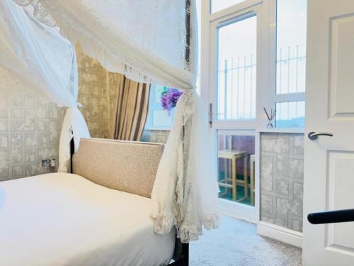 Top Floor Getaway with Cozy Canopy Bed in Slateford
