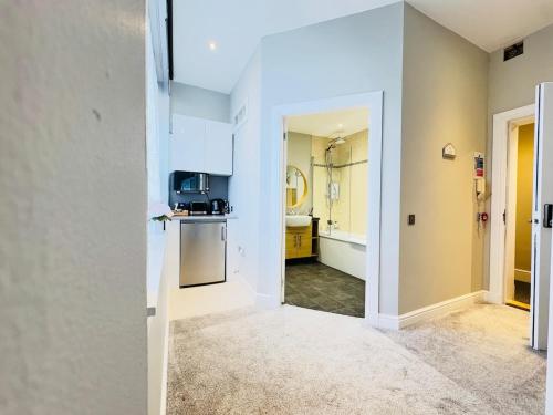 Top Floor Getaway with Cozy Canopy Bed in Slateford