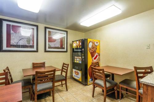 Motel 6-Green Bay WI - Lambeau - image 2