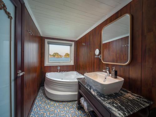 Signature Royal Halong Cruise - image 2