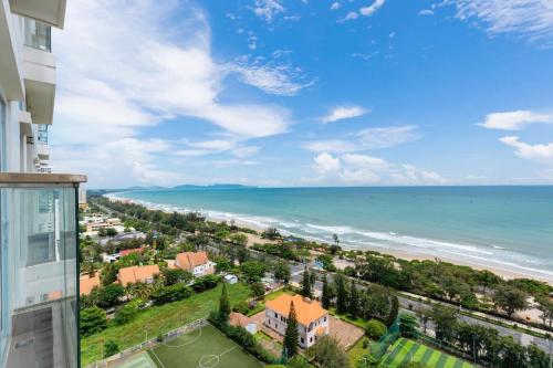 Three-Bedroom Apartment with Sea View image 2