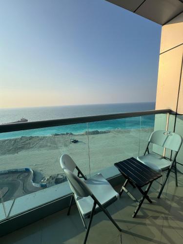 アジュマーン Blue Horizon Stays at Ajman Corniche 5つ星 シングルルーム プール