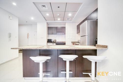 Contemporary One Bedroom Suite 3 - image 8