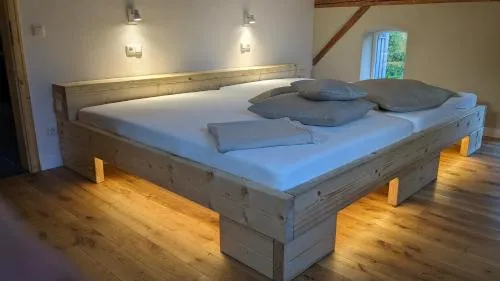 Edler Altbau, 2,80m breites Doppelbett in Grube, Deutschland