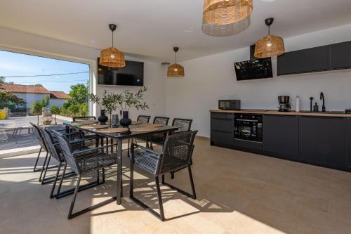 Létesítmények, Villa Noa's Pool House, a modern and luxurious villa near the sea in Santalezi