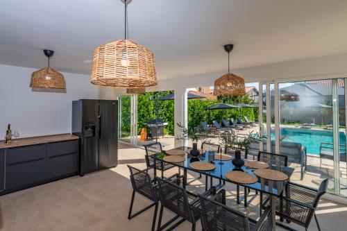 Létesítmények, Villa Noa's Pool House, a modern and luxurious villa near the sea in Santalezi