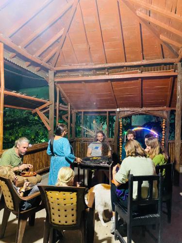 Restoran, Hotel Tiger's Den - Peace Home, Family -an exciting adventurous park safari, arranger in Chitwan