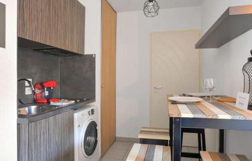 Kitchen, 100 - Le Florea - Studio - 2 pers - Parking - Wifi near Le Pascalou