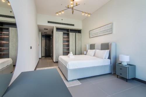 MBL Royal JLT- 1-BR Apartment with Lake View - image 3