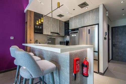 MBL Royal JLT- 1-BR Apartment with Lake View - image 9