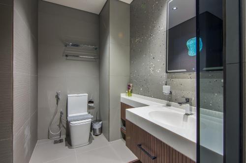 MBL Royal JLT- 1-BR Apartment with Lake View - image 10