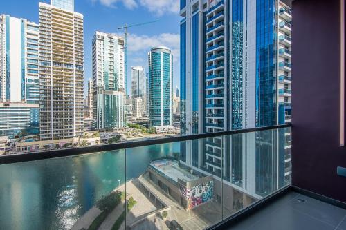 MBL Royal JLT- 1-BR Apartment with Lake View - image 5