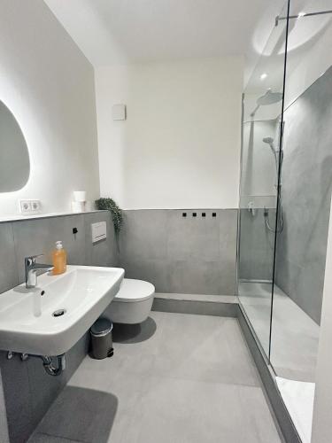 Stylish Apartment near Binnenalster for up to 8 Guests, Hamburgo (foto 11)