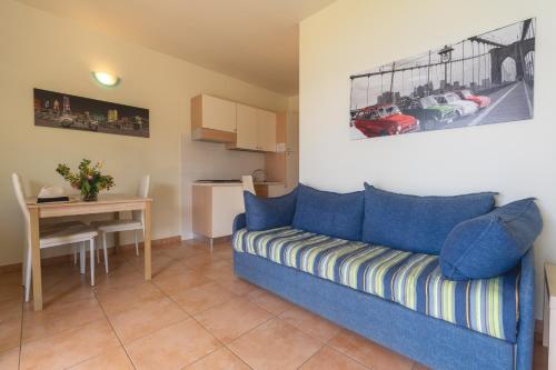 1 king bed, 1 sofa bed