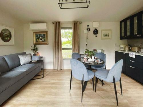 Scenic Countryside Lodge Romantic & Pet-Friendly in Newcastle West