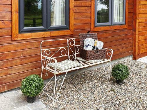 Scenic Countryside Lodge Romantic & Pet-Friendly in Newcastle West