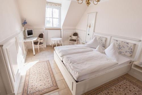 1 king bed, 1 twin bed
