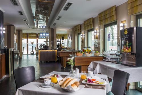 Étterem, Holiday Beach Budapest Wellness & Conference Hotel (Holiday Beach Wellness Hotel with Sauna Park) near Szusza Ferenc Stadion