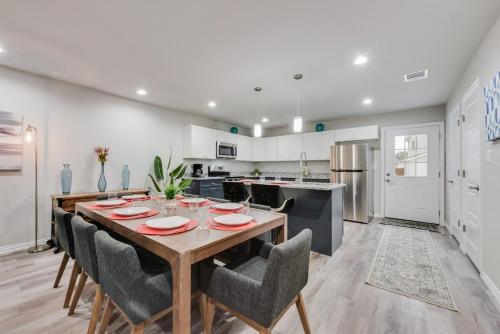 Happy Large Home with 2 living area near Stockyard, AT&T in Westover Hills