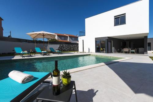 Villa Moderna near Pula for 8 people with 32 m2 private pool - image 4