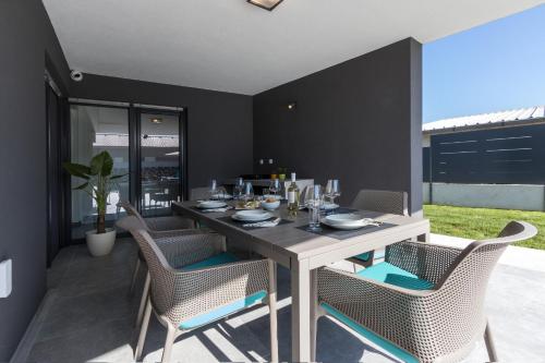 Villa Moderna near Pula for 8 people with 32 m2 private pool - image 3