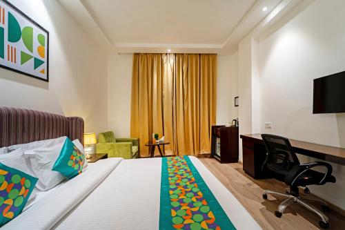 Spacious Deluxe Room with Work Desk image 3