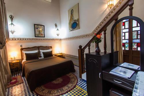 1 queen bed, 2 sofa beds