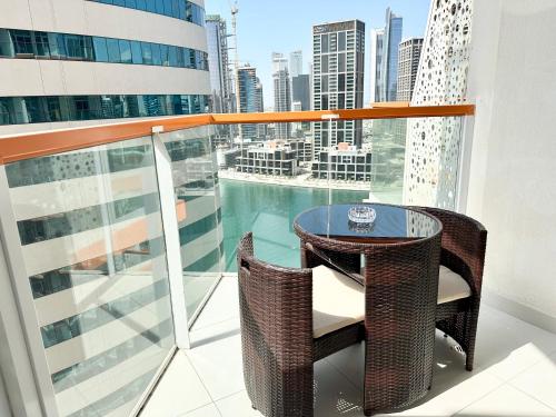 Millenium Binghatti Residences Business Bay- Stylish Studio with Canal View, Dubai (Foto 6)