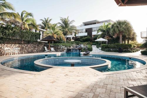 2BR LXRY Jansofat tropic oasis apt & pool in 紐波特