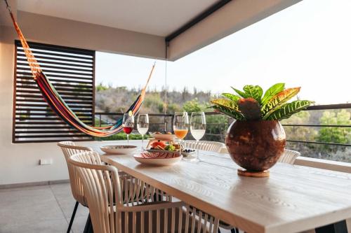 2BR LXRY Jansofat tropic oasis apt & pool in 紐波特