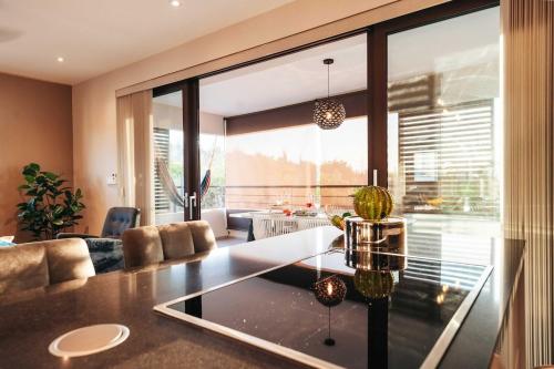 2BR LXRY Jansofat tropic oasis apt & pool in 紐波特