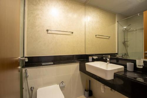 Millenium Binghatti Residences Business Bay- Stylish Studio with Canal View, Dubai (Foto 8)