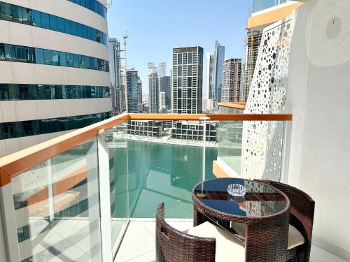 Millenium Binghatti Residences Business Bay- Stylish Studio with Canal View, Dubai (Foto 2)