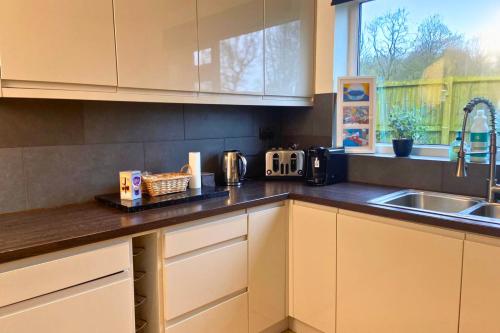 Hot Tub, Pool Table, Log Burner in Wortley