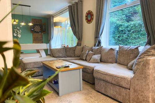 Hot Tub, Pool Table, Log Burner in Wortley