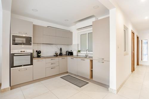 Modern 3-Bedroom Apartment in Sliema Near Promenade and Ferries 4