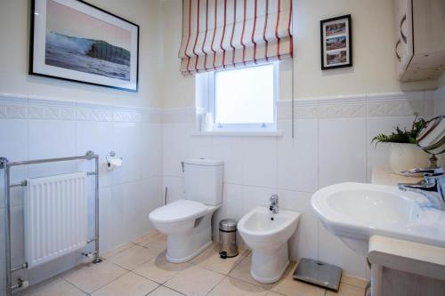 Little Glen - 3 Bedroom Holiday Home - Tenby - image 2